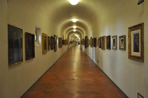 corridoio versace|The Vasari Corridor .